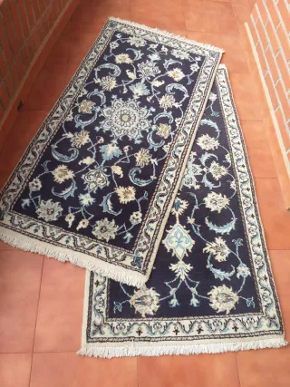 Alfombra azul y blanca con diseño floral