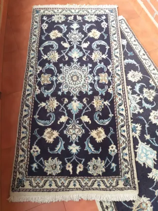 Alfombra azul y blanca con diseño floral