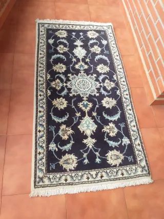 Alfombra azul y blanca con diseño floral