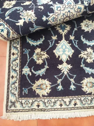 Alfombra azul y blanca con diseño floral