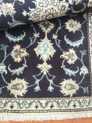 Alfombra azul y blanca con diseño floral