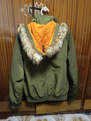 Chaqueta Stradivarius verde militar con forro nara