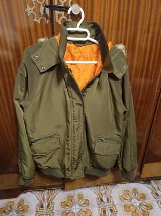 Chaqueta Stradivarius verde militar con forro nara