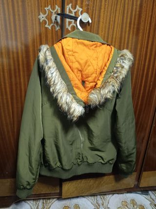Chaqueta Stradivarius verde militar con forro nara
