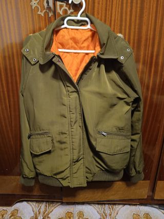 Chaqueta Stradivarius verde militar con forro nara