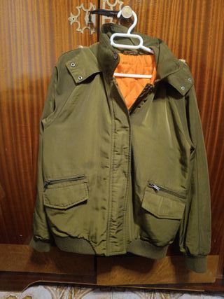 Chaqueta Stradivarius verde militar con forro nara