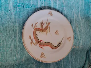 Pratos de porcelana com dragão dourado e vermelho