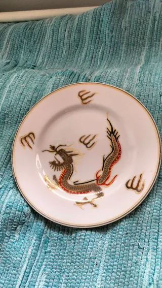 Pratos de porcelana com dragão dourado e vermelho