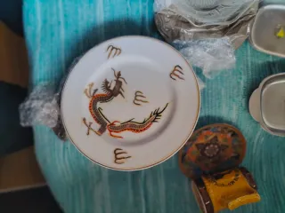 Pratos de porcelana com dragão dourado e vermelho