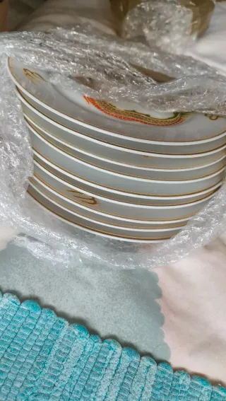 Pratos de porcelana com dragão dourado e vermelho