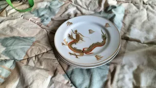 Pratos de porcelana com dragão dourado e vermelho