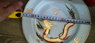 Pratos de porcelana com dragão dourado e vermelho