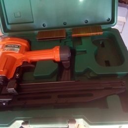 Máquina de agrafar com 5 caixas de agrafos