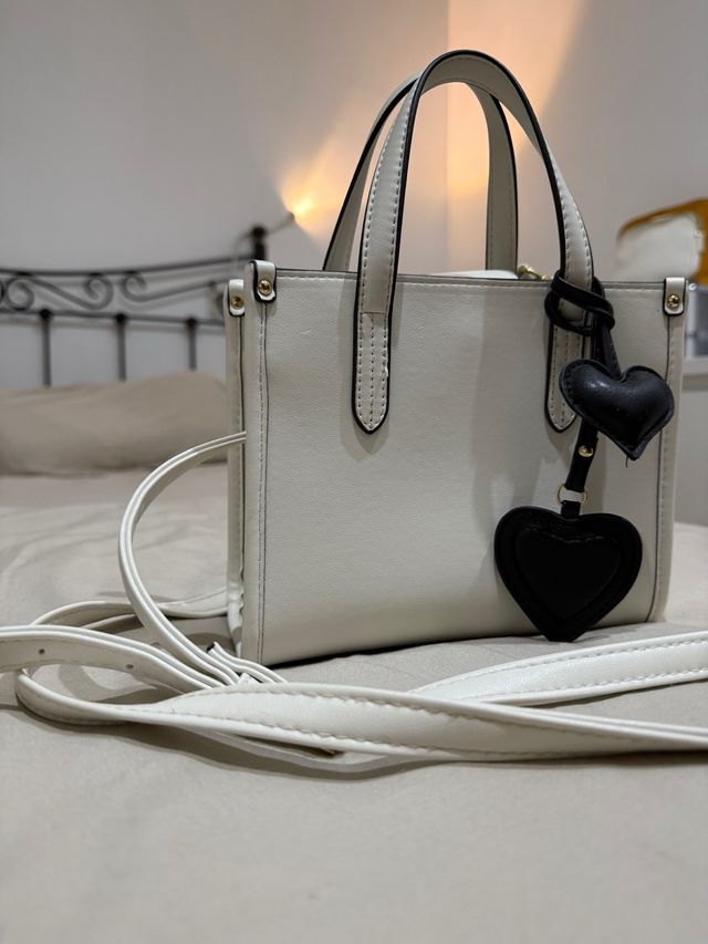 Bolso blanco con detalles negros