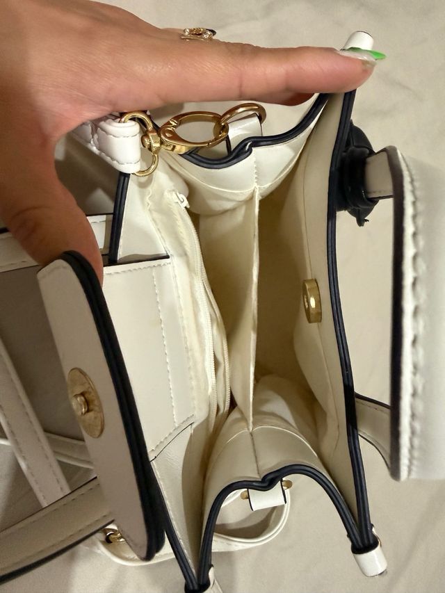 Bolso blanco con detalles negros