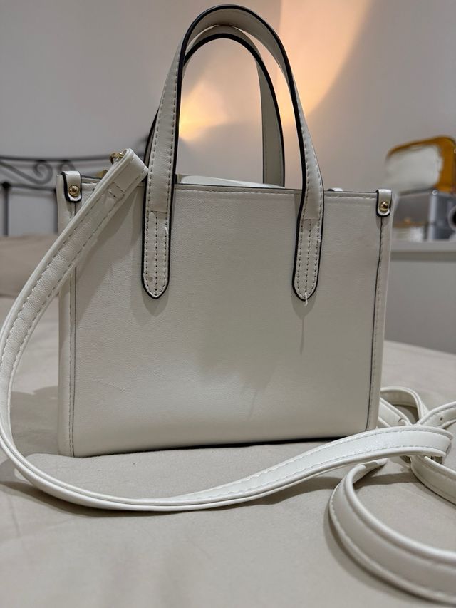 Bolso blanco con detalles negros