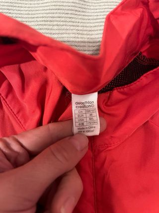 Chaqueta cortavientos roja ligera