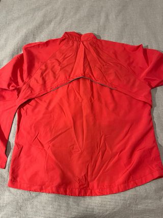 Chaqueta cortavientos roja ligera