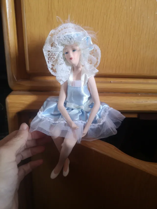 Muñeca de porcelana bailarina