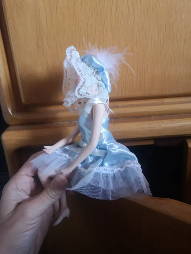 Muñeca de porcelana bailarina