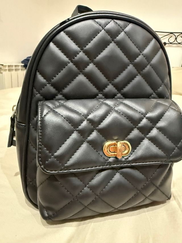 Mochila negra acolchada