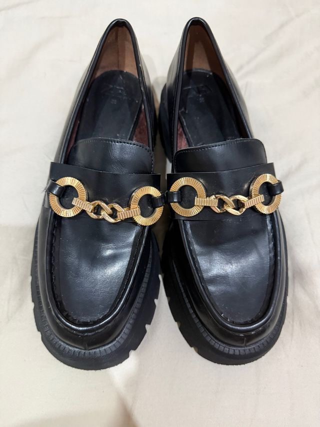 Mocasines Zara mujer negros con cadena dorada