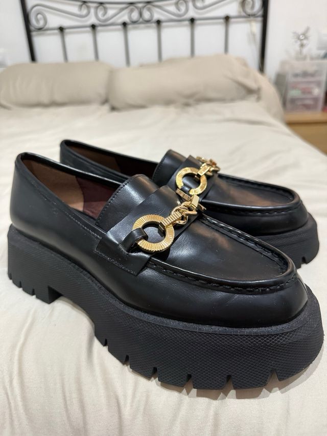 Mocasines Zara mujer negros con cadena dorada