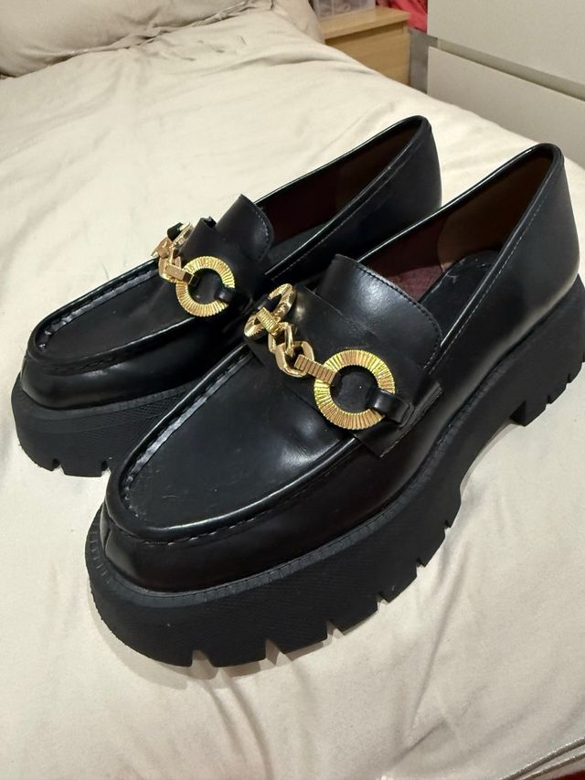 Mocasines Zara mujer negros con cadena dorada