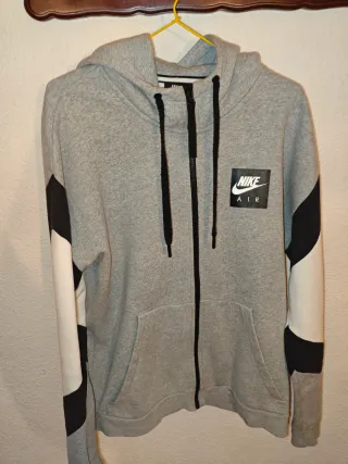 Chaqueta Nike gris y blanca