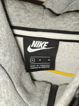 Chaqueta Nike gris y blanca