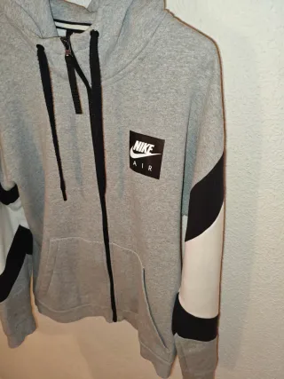 Chaqueta Nike gris y blanca