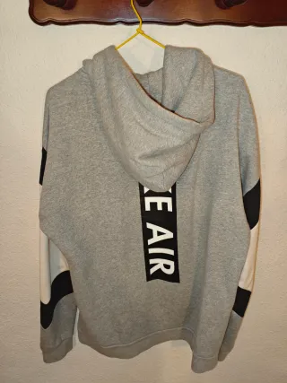 Chaqueta Nike gris y blanca