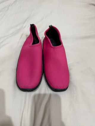 Zapatos de playa rosas y negros