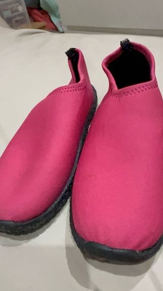 Zapatos de playa rosas y negros