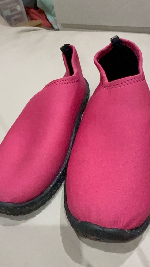 Zapatos de playa rosas y negros