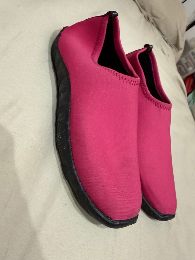 Zapatos de playa rosas y negros