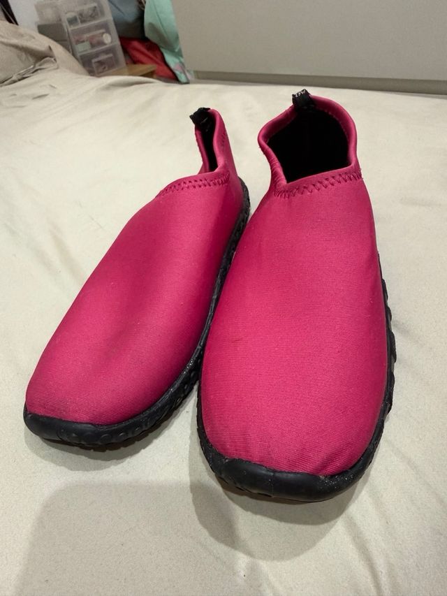 Zapatos de playa rosas y negros