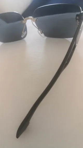 Gafas de sol negras y doradas