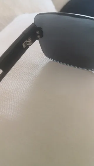 Gafas de sol negras y doradas