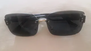 Gafas de sol negras y doradas