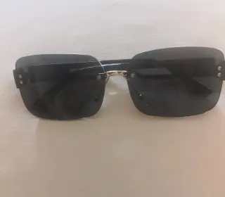 Gafas de sol negras y doradas