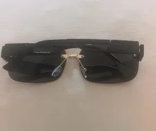 Gafas de sol negras y doradas