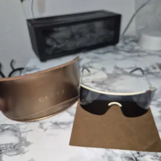 Occhiali da sole Gucci a mascherina