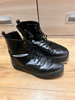 Botas negras con cordones