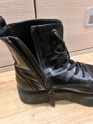 Botas negras con cordones