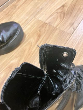 Botas negras con cordones