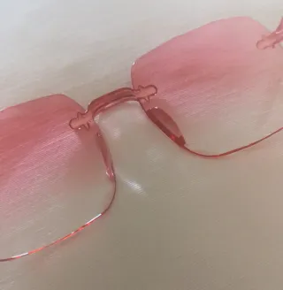 Gafas de sol rosas y doradas sin montura