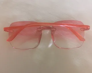 Gafas de sol rosas y doradas sin montura