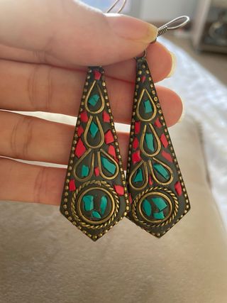 Pendientes étnicos largos con incrustaciones