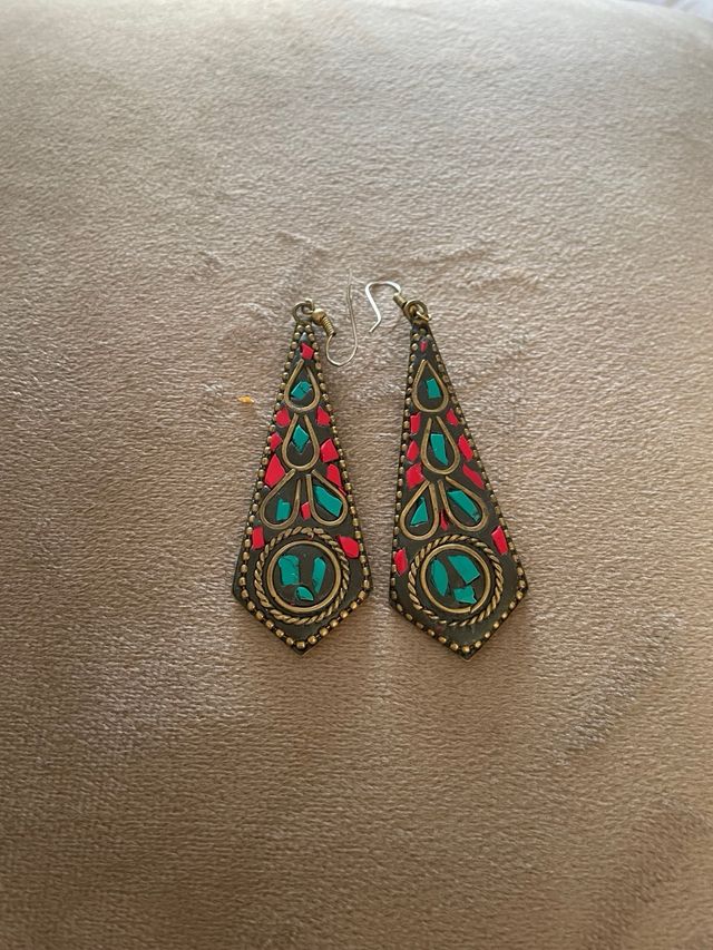 Pendientes étnicos largos con incrustaciones